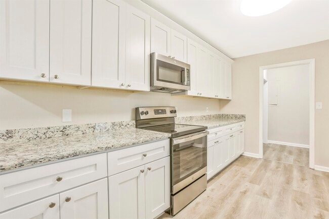 Building Photo - 465 Navarre Dr