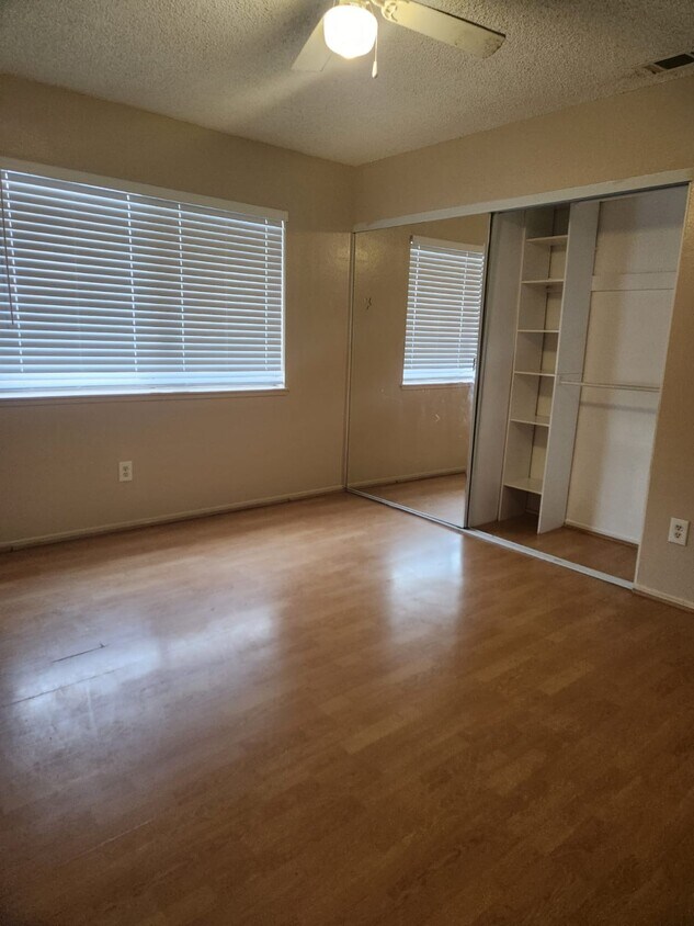 Foto principal - 6839 John Dr