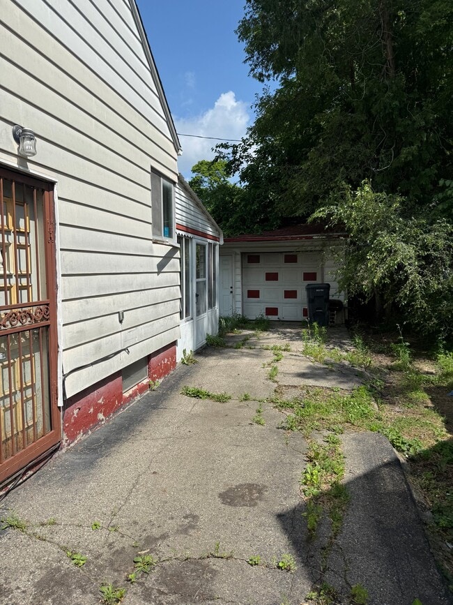 Building Photo - 501 E Marengo Ave