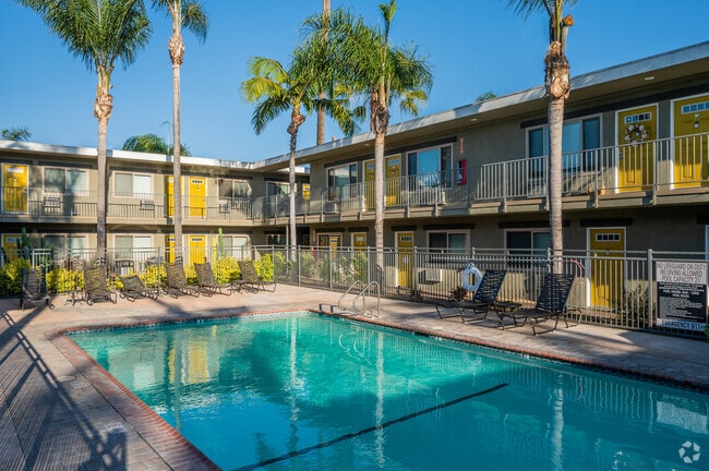 ¿Alguien dijo día de piscina? - California Palms Apartment Homes