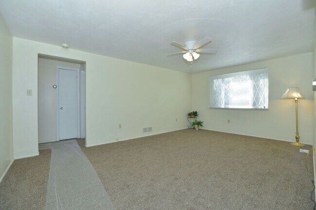 Sala de estar - 135 Elmont St