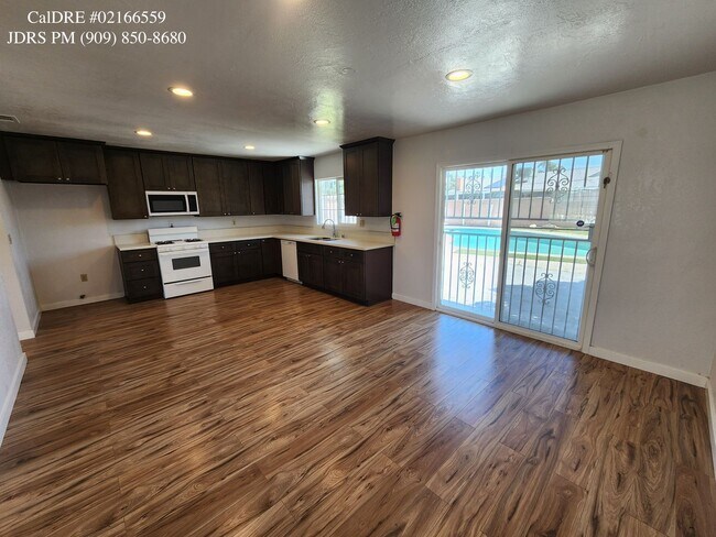 Building Photo - Fontana 3 bedroom Home with Swimming Pool