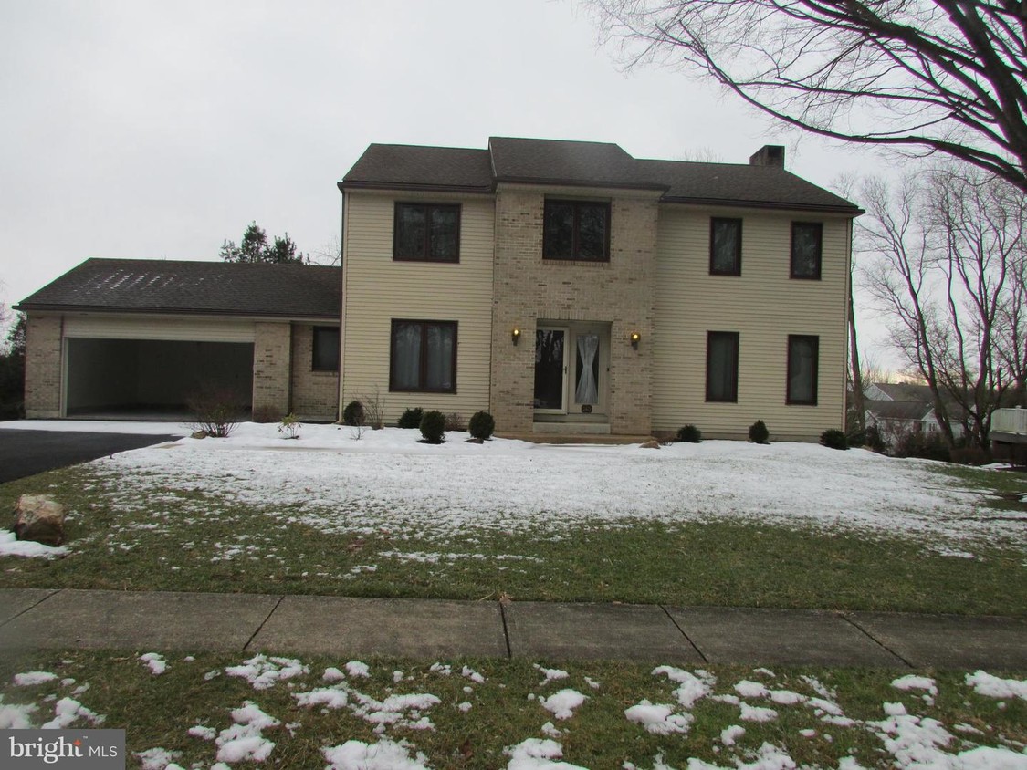Primary Photo - 140 Bunting Dr