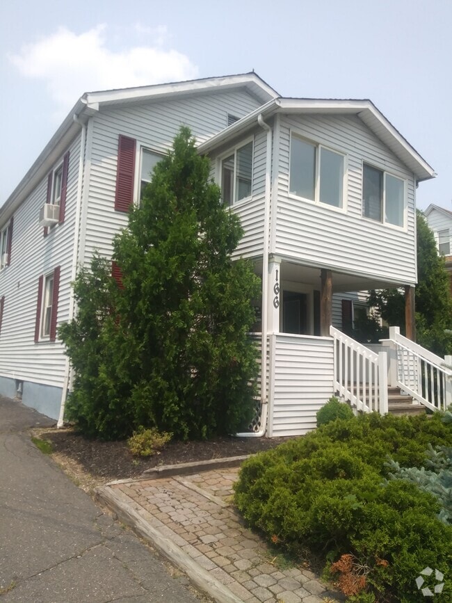 Building Photo - 166 Divinity St