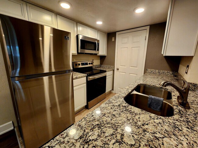 Foto del edificio - Beautiful Ground Floor 2 Bed 2 Bath Condo!...