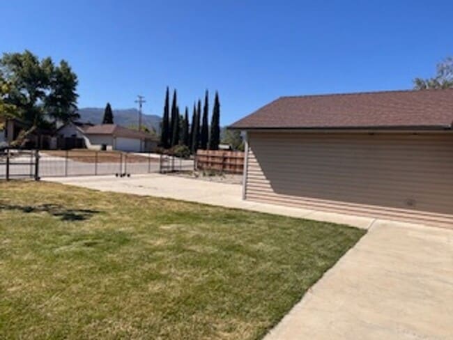 Building Photo - Corner lot in Golden Hills 3bdrm, 2 bath
