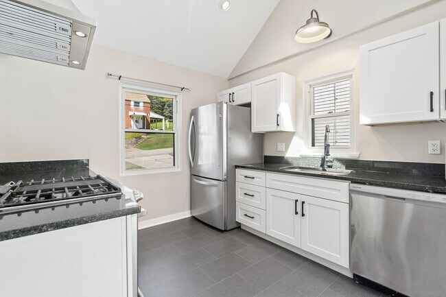 Foto del edificio - Entirely Renovated 3 bed, 1 bath in Overbrook- Brand New Kitchen and Bathroom!!
