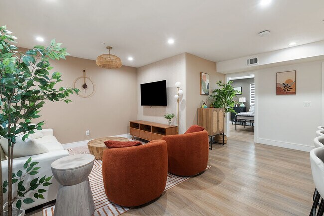 HOX_INT(1 de 92) - 1341 N Mariposa Ave