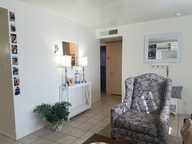 Sala de estar - 1409 E Elm St