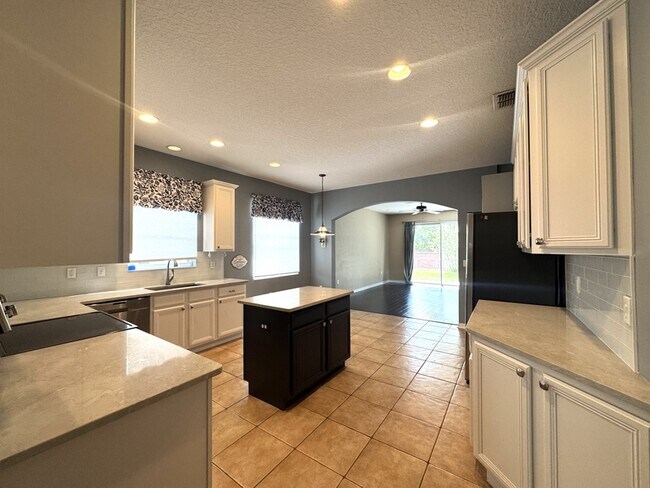 Foto del edificio - 920 Lost Grove Cir