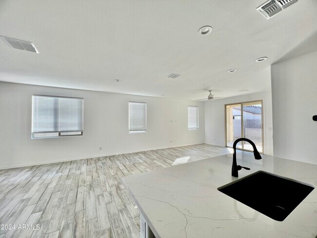 Foto del edificio - 10769 West Garfield Street