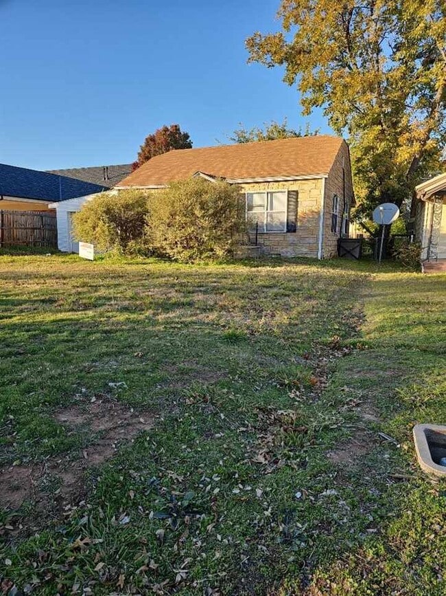 Building Photo - 1609 SW B Ave