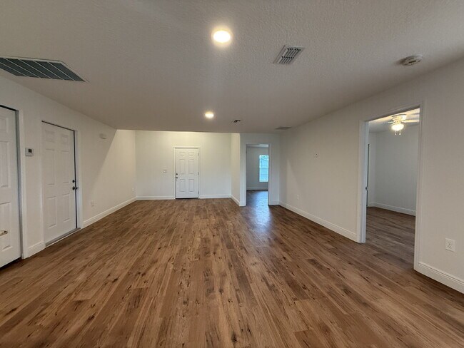 Building Photo - 4 bedroom, 2 bathroom single family home!