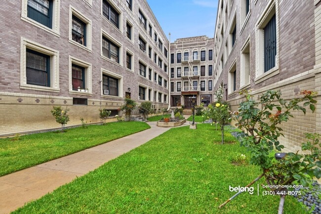 Foto del edificio - 2121 James M Wood Blvd