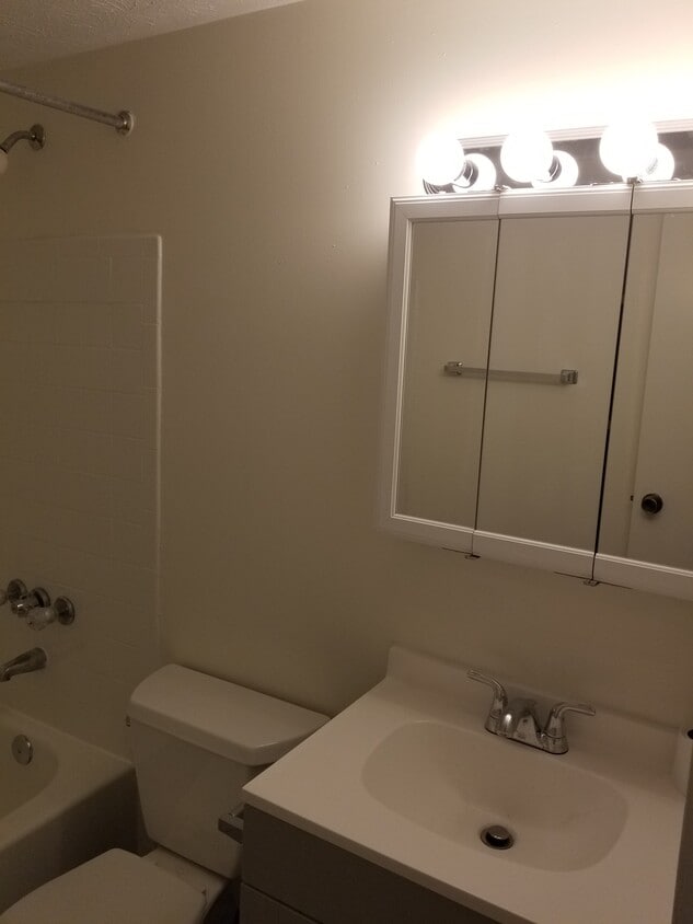 Upstairs bathroom - 2982 Donnylane Blvd
