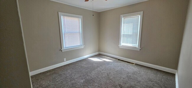 Foto del edificio - Adorable 3 Bedroom Bungalow Across from Mercy Hospital $1395!!!