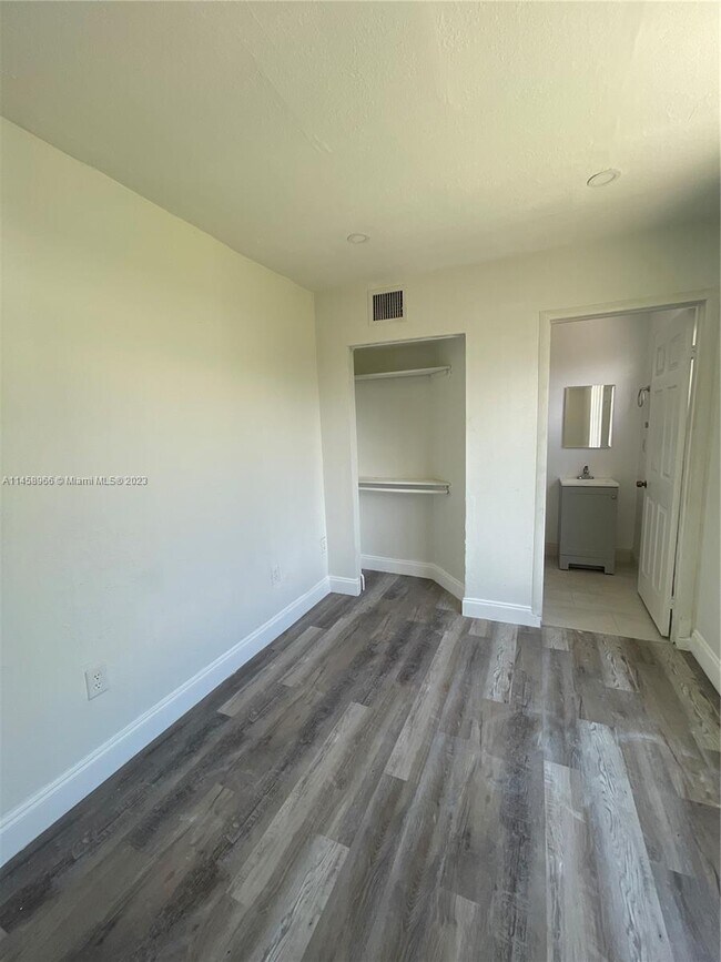 Foto del edificio - 7721 NW 10th Ave