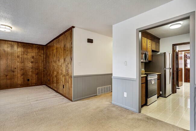 Building Photo - 507 W McElhaney Rd