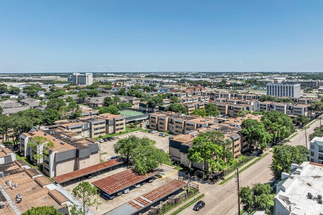 8415-8429 Hearth Dr - Contexto - Hearthwood Condo