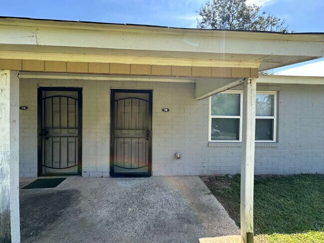 Building Photo - Section 8 Welcome! Charming 2-Bed Duplex i...