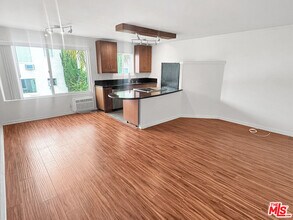 Building Photo - 972 Larrabee St