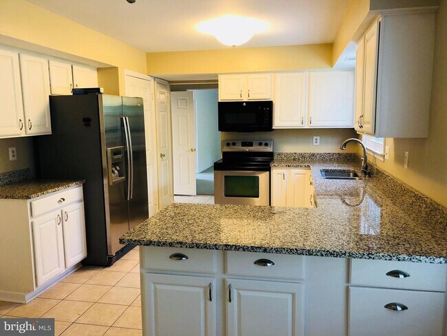 Foto del edificio - 15860 Montview Dr