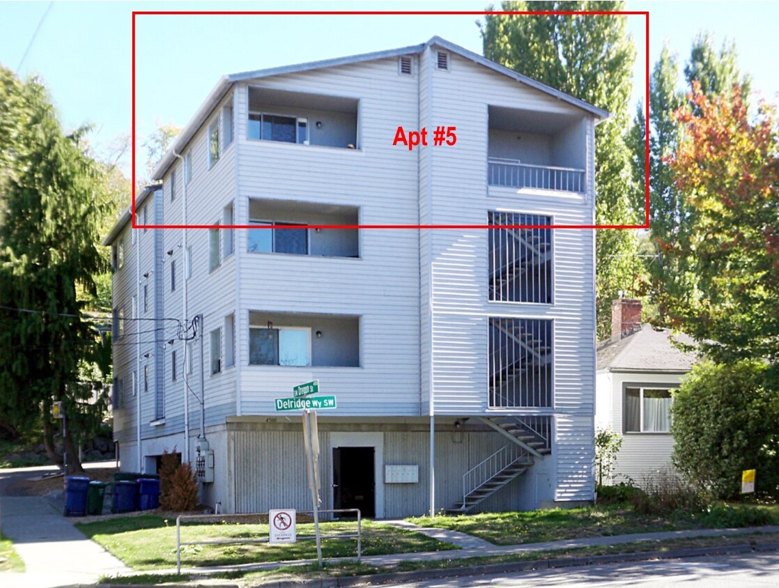 Apt #5 - Quiet, Sunlit, facing Northwest, on the Top Floor of three story building (no elevator) - 4500 Delridge Way SW