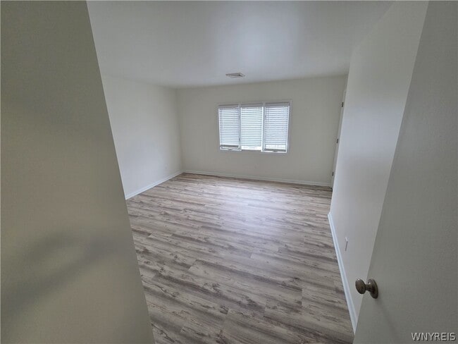 Foto del edificio - 255 Portage Rd