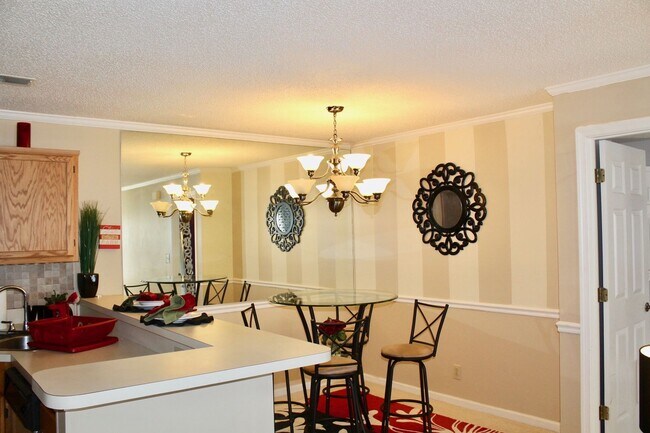 Foto del edificio - 2BD/ 2BA Condo with New Carpet & Community Pool!
