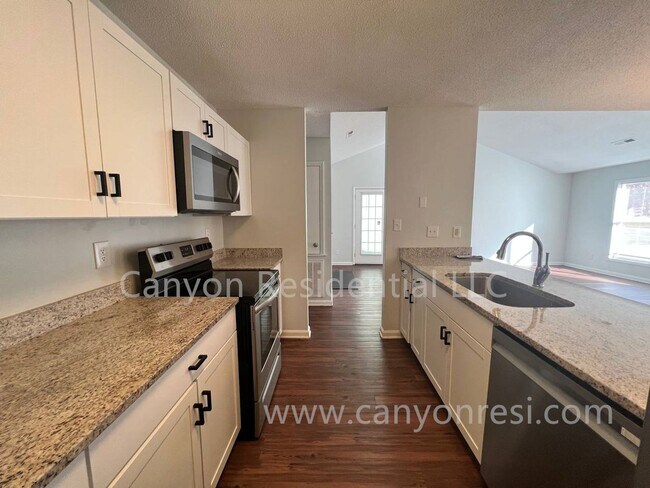 Foto del edificio - Beautiful 3b Room!Move in ready!