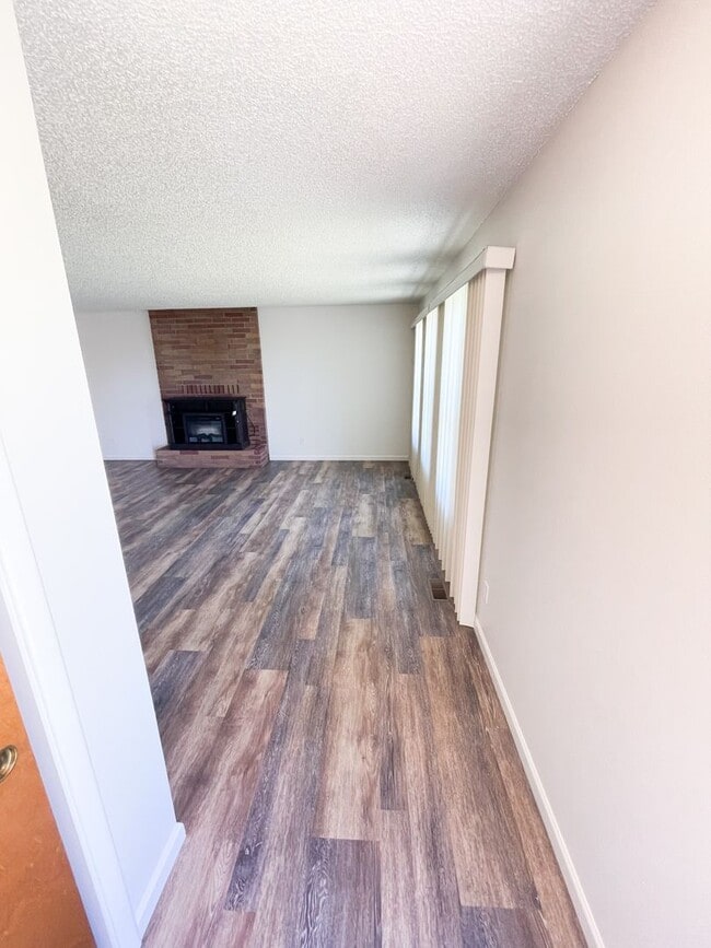 Building Photo - 3 Bedroom, 2 Bath
