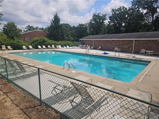 Foto del edificio - 7010 Carriage Hill Dr