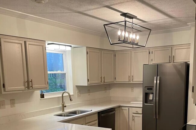 Building Photo - 505 Pine Ridge Dr