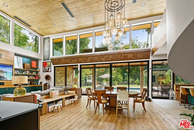 Foto del edificio - 5922 Oakdale Ave