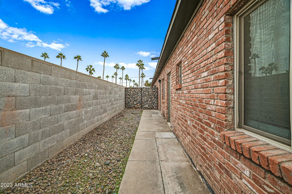 Primary Photo - 7956 W Glendale Ave