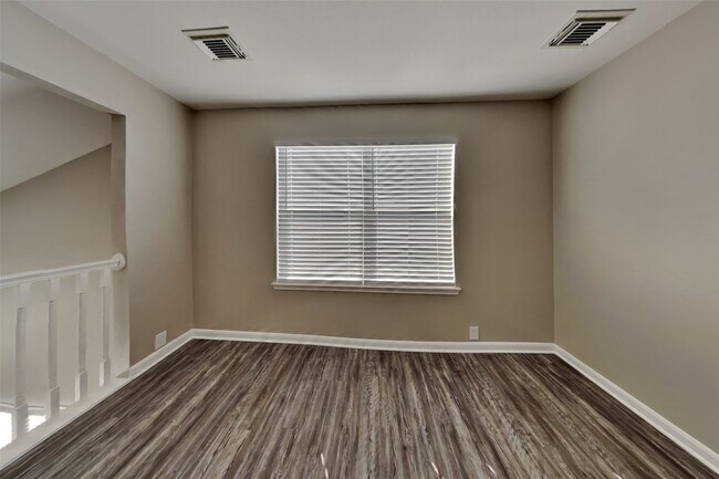 Foto del edificio - 2714 Woodspring Forest Dr