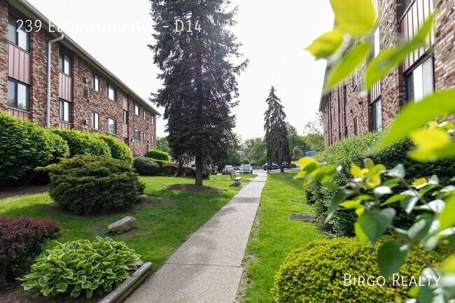 Building Photo - Move in Today!  Renovated Apartment in Pit...