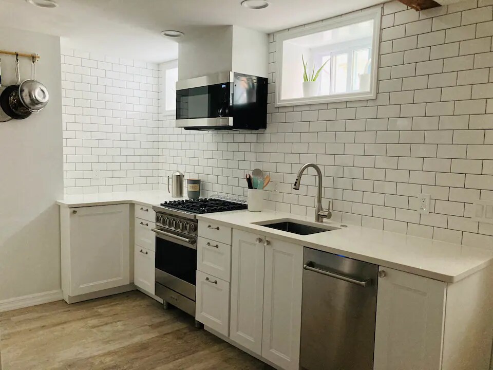 Kitchen - 226 E 7th St