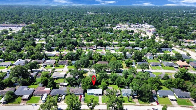Building Photo - 5738 Kenilwood Dr