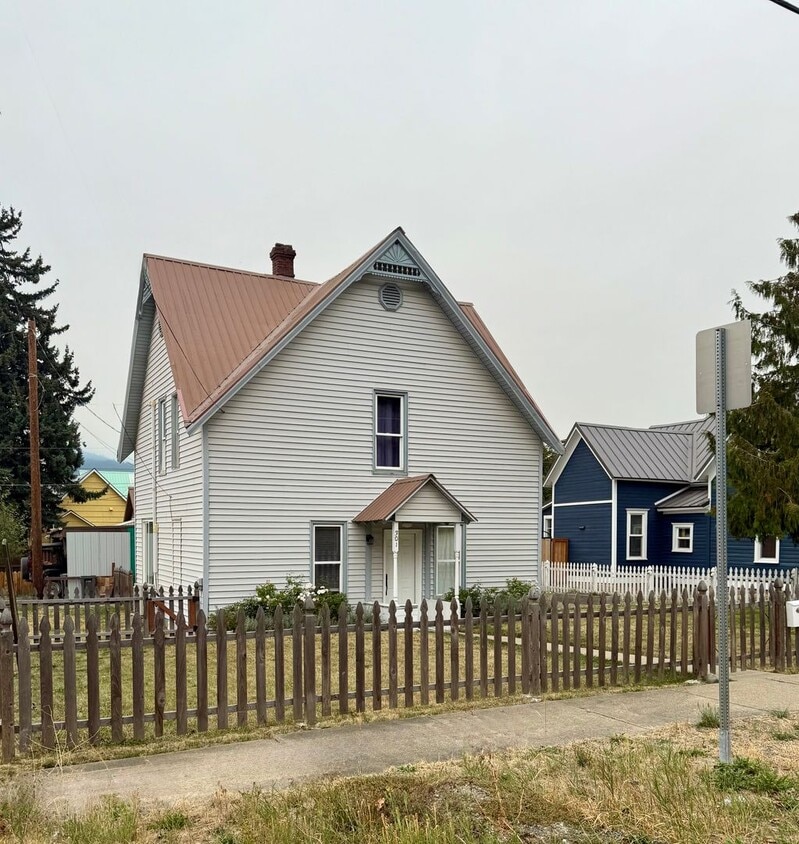 Primary Photo - Spacious 4-Bedroom Cle Elum Home with Air ...