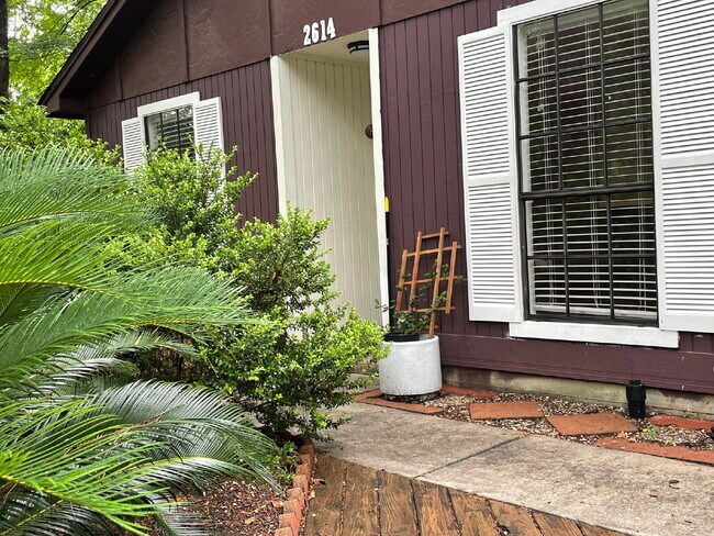 Foto del edificio - LOVELY ONE STORY wooded-lot home in the heart of The Woodlands.