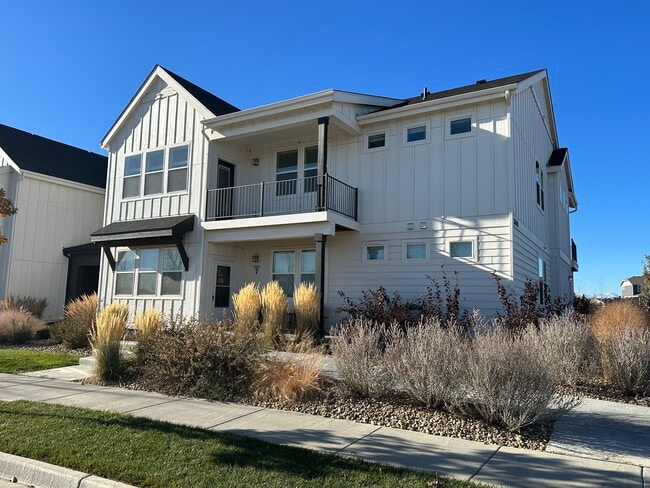 Building Photo - 2060 Autumn Moon Dr