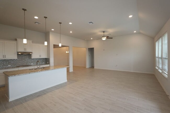 Foto del edificio - $1500 OFF 1 MO RENT!!-Bigger and Better than the rest!