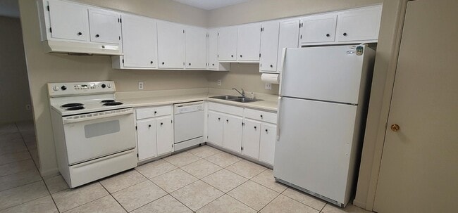 Building Photo - CHARMING SE 3/1.5 w/ Garage, Washer/Dryer, Large Privacy Fenced Yard, & Tile Floors Throughout! A...