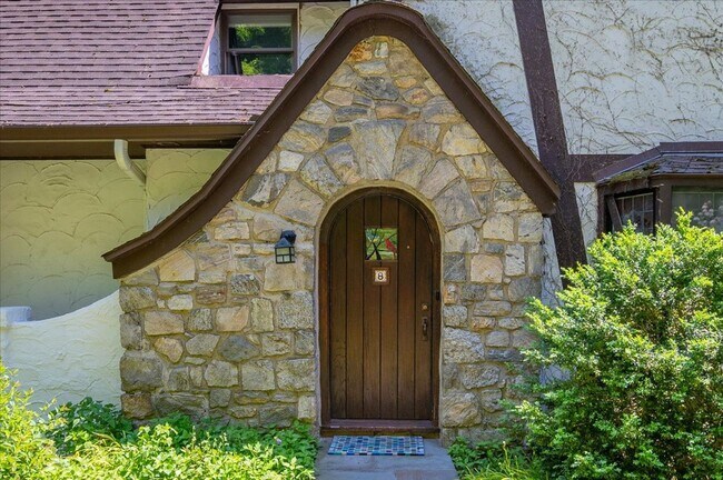 Foto del edificio - Stunning Updated Home with Private Pond Views in Chappaqua