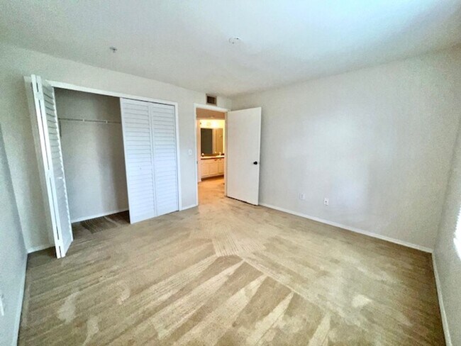 Foto del edificio - Move in NOW- Spacious 2 bedroom 1 bath condo on 3rd floor in gated community! Water included with...