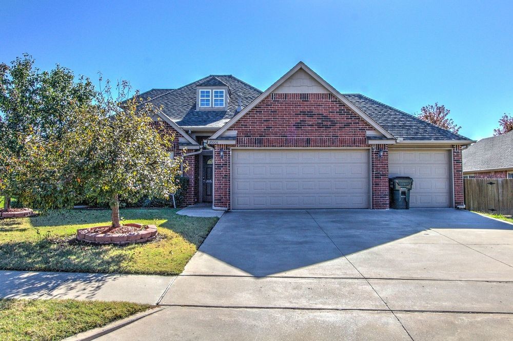 Primary Photo - LARGE PRISTINE HOME IN OWASSO