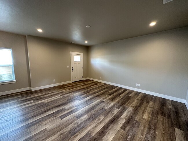 Building Photo - 3 Bed, 2.5 Bath Townhome w/ 2-Car Garage -...