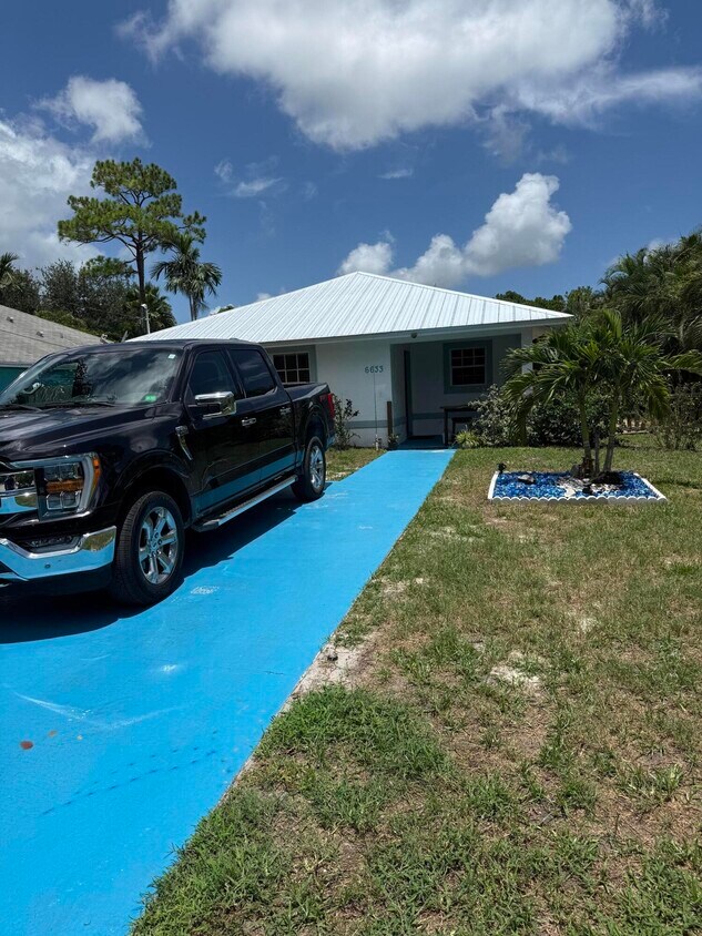 Foto principal - 6633 4th St