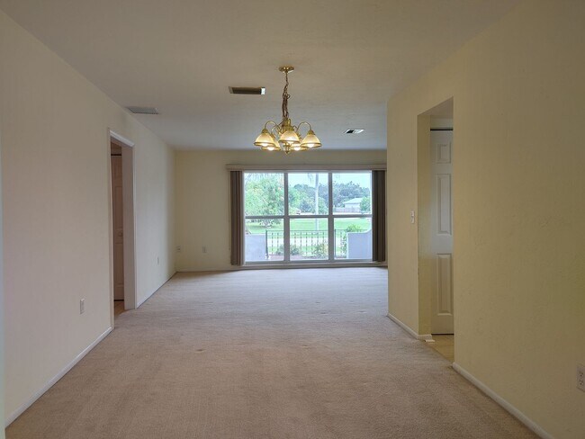 Foto del edificio - 6498 Fabian Rd